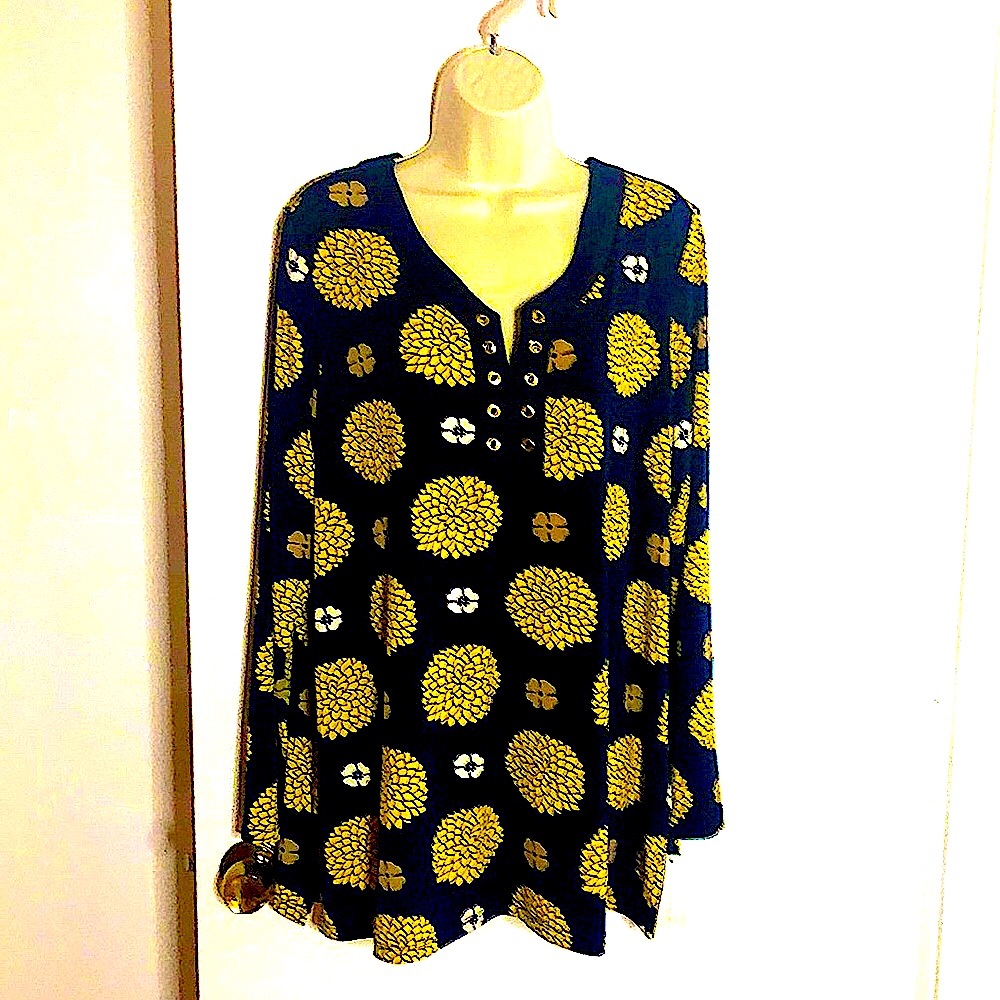 🌺Floral long sleeve top v neck with yellow flowers 🌺